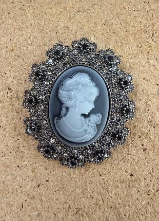 Елегантна брошь-камейка у вінтажному стилі