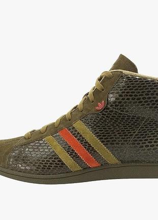 Кроссовки adidas pro model sleek с текстурированным верхом под змеиную кожу оливково-зеленого цвета и яркими оранжевыми полосками.