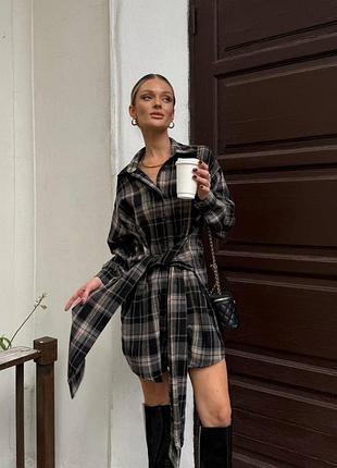Стильное женское платье-рубашка в клетку