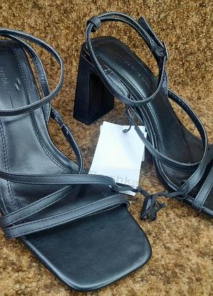 Женские босоножки на каблуке bershka 38 размер.