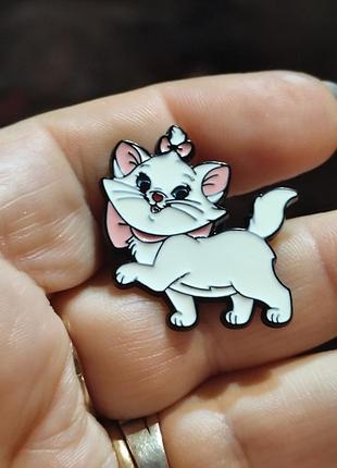 Брошь брошка пин значок белая кошка бантик