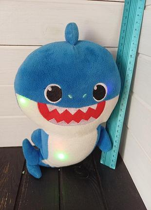 Музыкальная мягкая игрушка папа акулонок daddy shark из серии baby shark акула папа