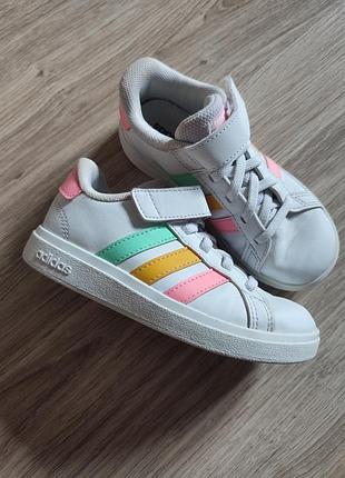 Дитячі кросівки adidas grand court 2.0 х кольоровими смужками, р.28