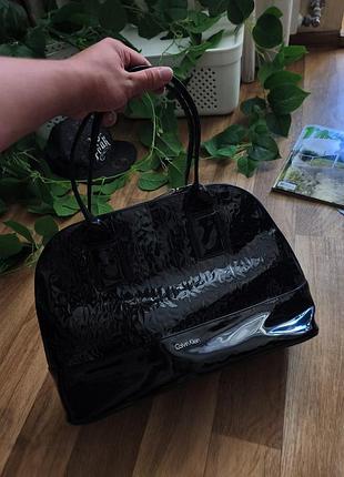 Оригінальна чорна лакова сумка calvin klein
