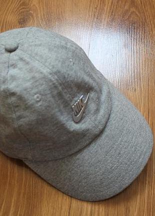 Серая кепка унисекс бейсболка nike h86 metal futura с характерным металлическим логотипом-точкам