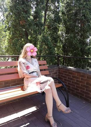 Святкова біла сукня з акцентними квітами, розмір s