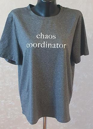 Серая меланжевая футболка с иронической надписью "chaos coordinator" женская оверсайз