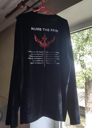 Велюровый лонгслив numb the pain, in me heart