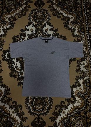 Футболка nike sportswear доповнена мініатюрною вишивкою логотипу на грудях.