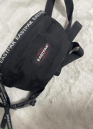 🛹 культова чорна поясна сумка-бананка eastpak springer із брендованими стрічками