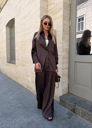Шовковий костюм з мереживом