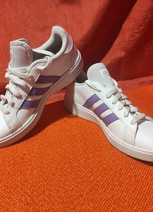 Стильні жіночі кросівки adidas