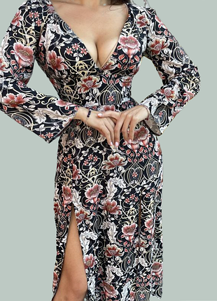 Розпродаж сукня prettylittlething міді з двома розрізами