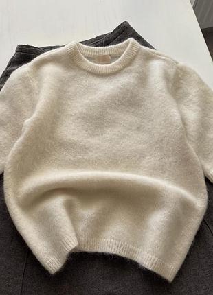 Кремовий пухкий светрик h&m в складі : 32% вовна , 32% мохер