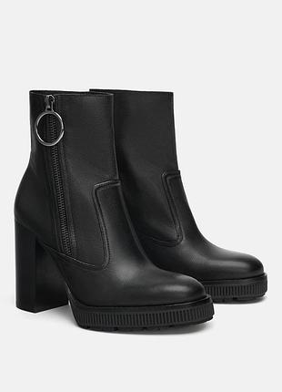 Шкіряні ботильйони з колечком на підборах і платформі zara 41р
