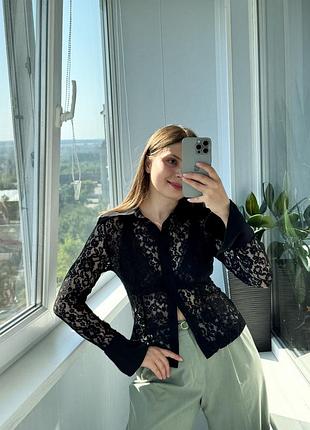 Чорна мереживна блуза на ґудзиках