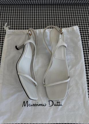 Massimo dutti молочні білі шкіряні босоніжки на каблуці