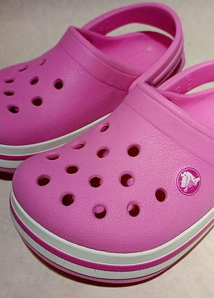 Детские сабо crocs kids’ crocband clog в ярко-розовом цвете с белой полосой на подошве. размер : c7, eu 23–24