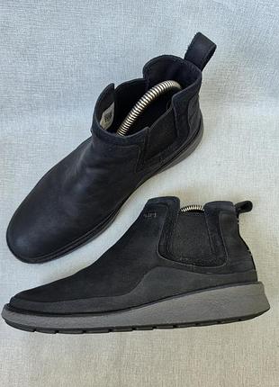 На изображении показаны черные женские ботинки merrell tremblant ezra chelsea waterproof с эластичными боковыми вставками. размер 37