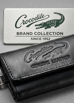 Шкіряна ключниця-гаманець crocodile — це компактний та функціональний аксесуар 3-в-1 із натуральної шкіри з тисненням бренду  «genuine leather».