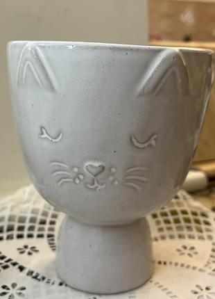 Керамічний горщик для рослин або кашпо sass & belle speckled cat planter. він має форму милої кішки з вушками та вигравіюваною мордочкою