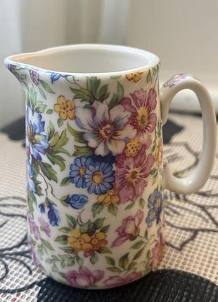 Вінтажний порцеляновий глечик від бренду abbeydale collection, який має класичний дизайн з квітковим принтом та виготовлений в англії