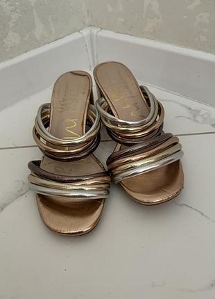 Жіночі сандалі/шльопанці бренду sam edelman з металізованими багатошаровими ремінцями золотистого, срібного та бронзового відтінків.