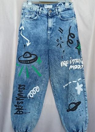 Стильные джинсы-джоггеры bershka с принтом граффити (размер 34 / xs)