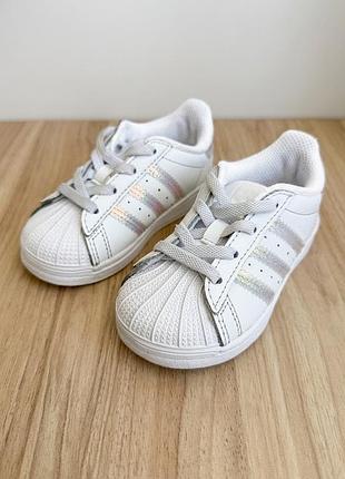 Оригінальні дитячі кросівки adidas superstar з голографічними смужками — розмір 22 (13 см)