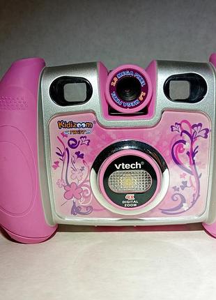 Дитяча цифрова камера vtech kidizoom twist (рожевого кольору) — інтерактивний фотоапарат для дітей із поворотною об’єктивною головкою.