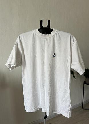 Біла базова котонова футболка oversize з флінстоуном