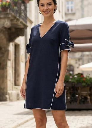Темно-синее платье свободного кроя от zara с белым контрастным кантом и декоративными завязками-бантиками на рукавах