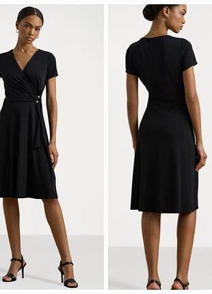 Чорна коктейльна сукня міді lauren ralph lauren із витонченим дизайном на запах.