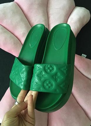 Шлепанцы на танкетке louise vuitton