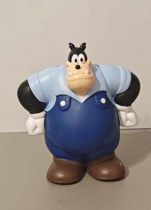 Винтажная пластиковая фигурка пита (pete) из вселенной disney высотой около 12–13 см персонаж одет в синий комбинезон и голубую рубашку