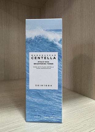 Освітлювальний тонер для обличчя skin1004 madagascar centella hyalu-cica brightening toner з гіалуроновою кислотою 210 мл