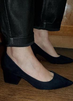 Стильные замшевые туфли лодочки zara темно-синего цвета с элегантным острым носком и устойчивым лаковым широким блочным  каблуком, размер 5/38.