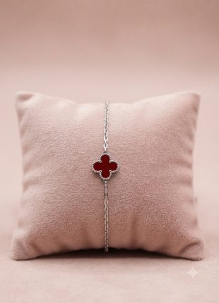Изысканный браслет в стиле van cleef с бордовым клевером (медсталь)