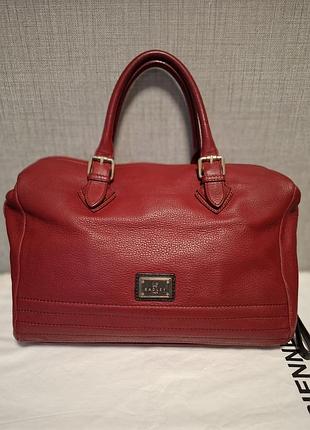Жіноча  шкіряна сумка від бренду radley,червоного кольору.