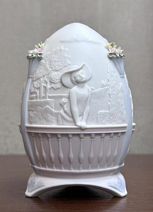 Фарфоровое пасхальное яйцо lladro «прогулка по саду».