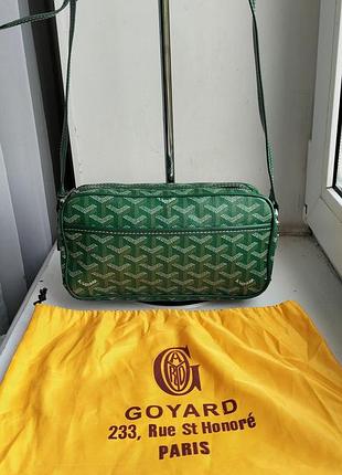 Зелена сумка через плече goyard у фірмовому стилі з принтом goyardine та пильовиком.