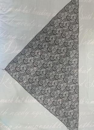 Косынка (платок треугольной формы), выполнена из тонкого черного гипюра с цветочным узором.