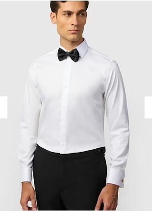 Біла чоловіча сорочка бренду ted baker виконана з фактурної тканини у ялинку та контрастними широкими манжетами під запонки у діловому стилі.