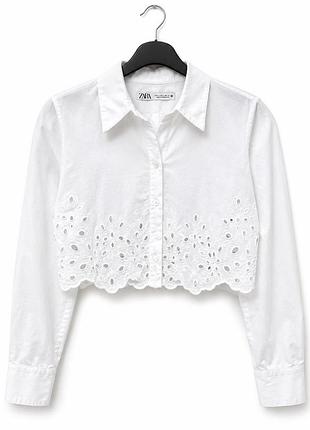 Укорочена біла сорочка zara з ажурною вишивкою