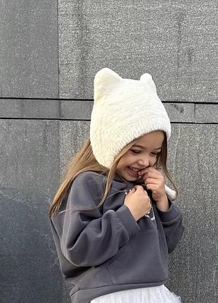 Молочна біла шапка плюшева з вушками на завʼязках для дівчинки