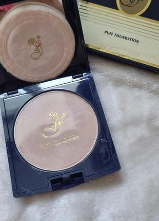 Пудра для лица компактная  ffleur puff foundation pp-624 в бежево-синей фирменной упаковке с золотистыми полосками и логотипом бренда.номер 7
