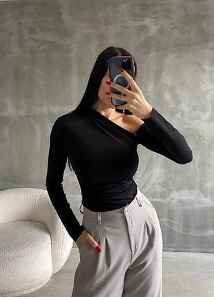 Базовый лонгслив с открытым плечом