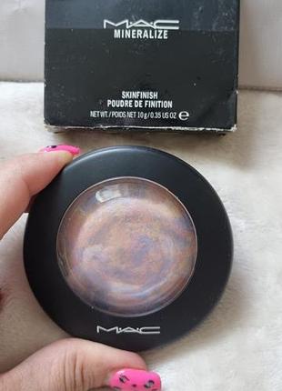 Пудра-хайлайтер запечённая mineralize skinfinish в черной круглой упаковке с прозрачным окошком и фирмовой картонной коробкой