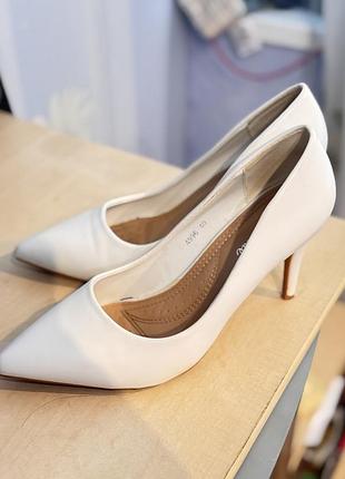 Білі ложочки жіночі туфлі на підборах