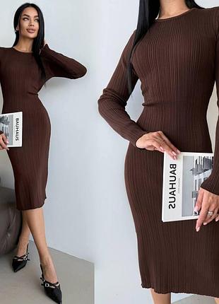 В'язана сукня в рубчик з поясом